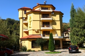 Снощи горя лятната градина на хотел "Едиа"