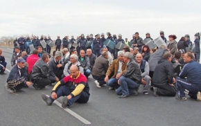 Протест на животновъди блокира Е-79 край Дупница