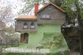 Къщичката на баба Яга в парка на Сандански с нов облик