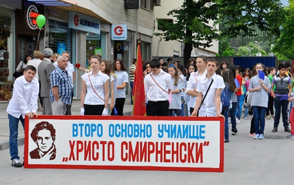 В дъждовния 24 май Сандански отбеляза Деня на българската...