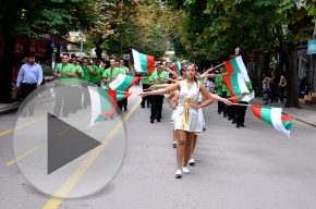 Кратко видео от дефилето на фолклорни групи от България и чужбина